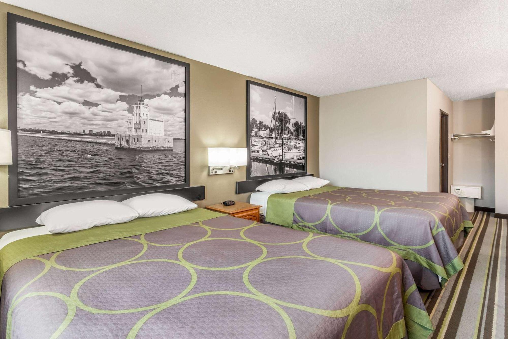 Super 8 By Wyndham Green Bay Near Stadium Exterior photo