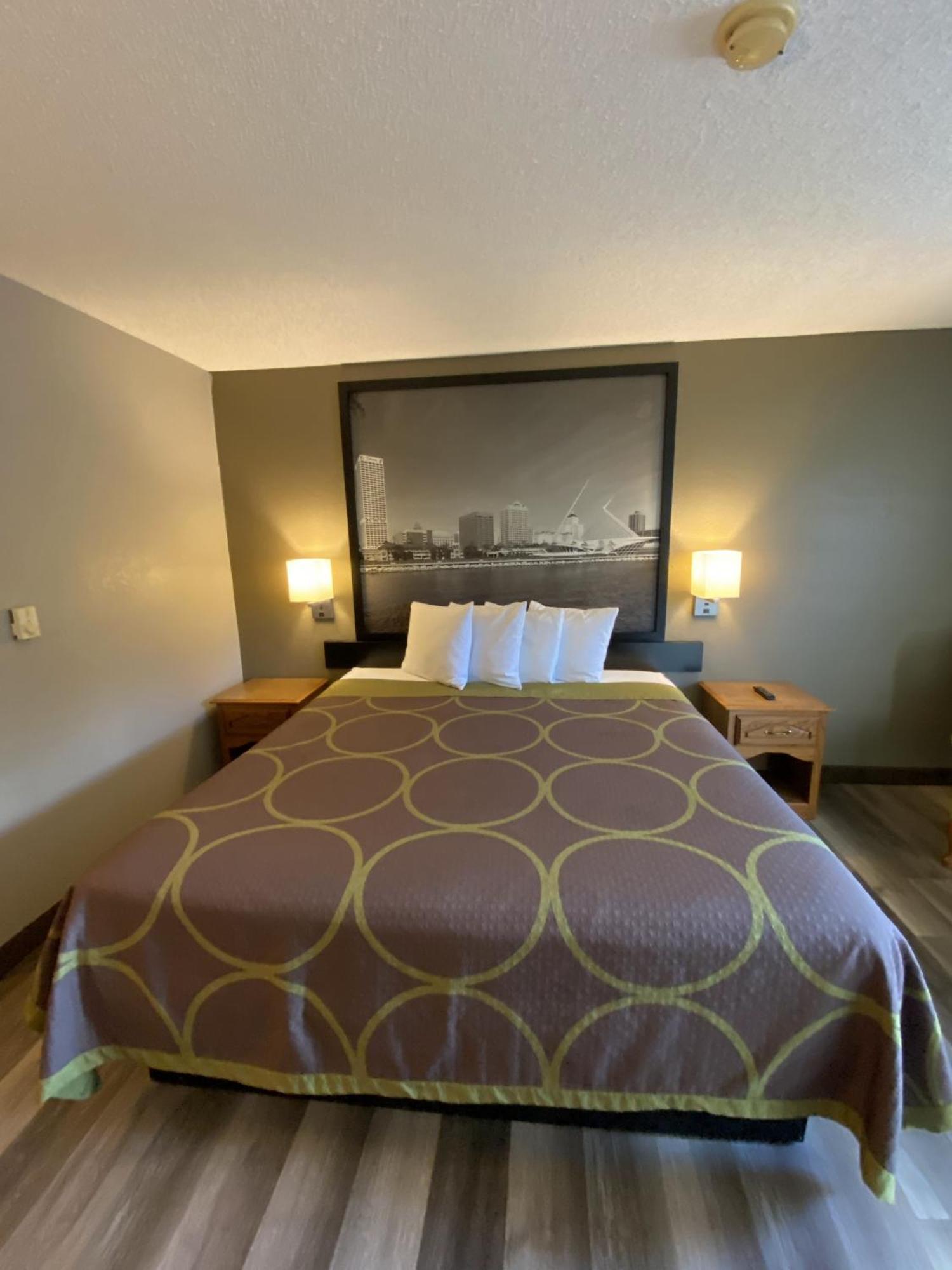 Super 8 By Wyndham Green Bay Near Stadium Exterior photo