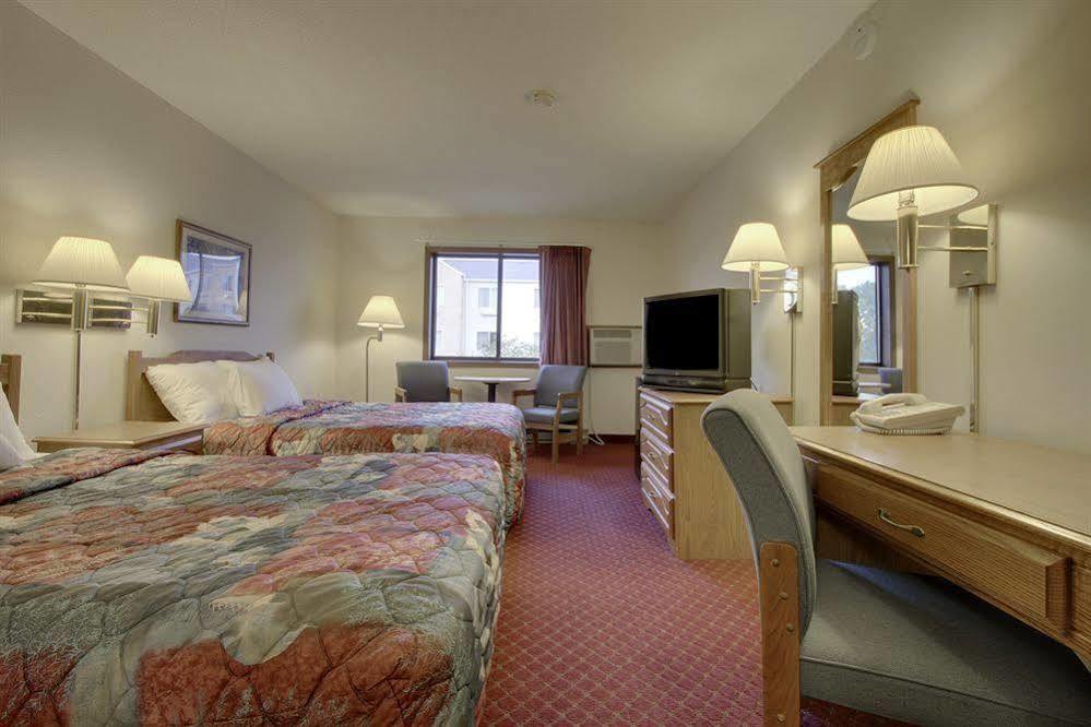 Super 8 By Wyndham Green Bay Near Stadium Exterior photo