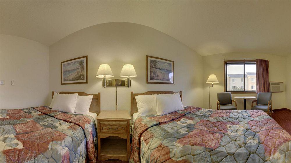 Super 8 By Wyndham Green Bay Near Stadium Exterior photo